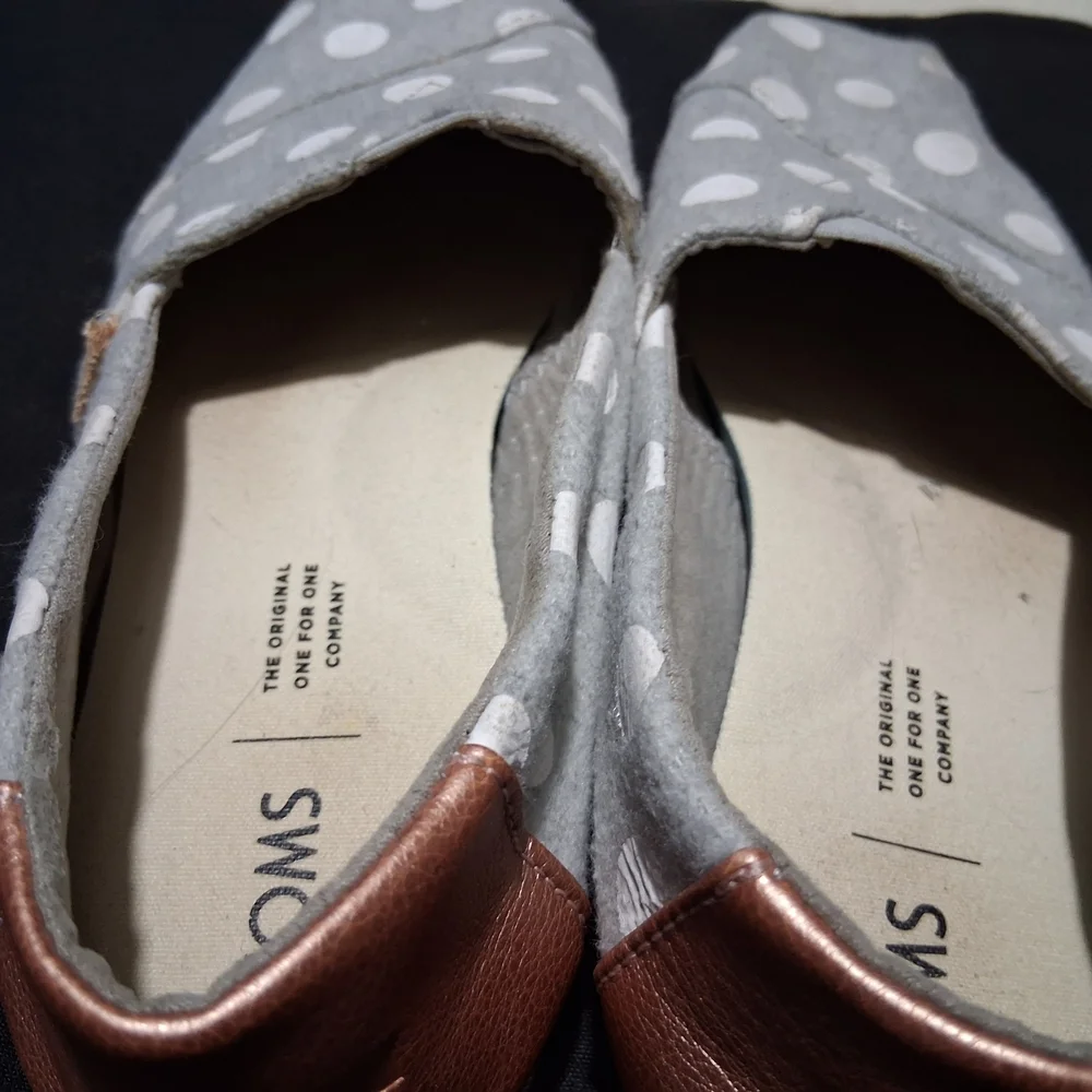 Toms Gray and White Polka Dot Flats - Picture 4 of 8